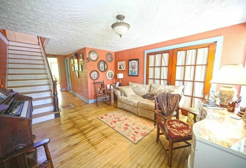 The Hayden Creek Inn