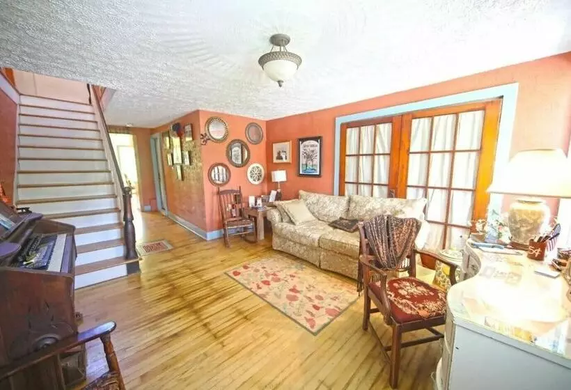 The Hayden Creek Inn