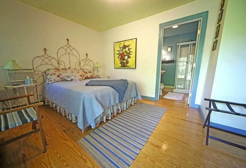 The Hayden Creek Inn