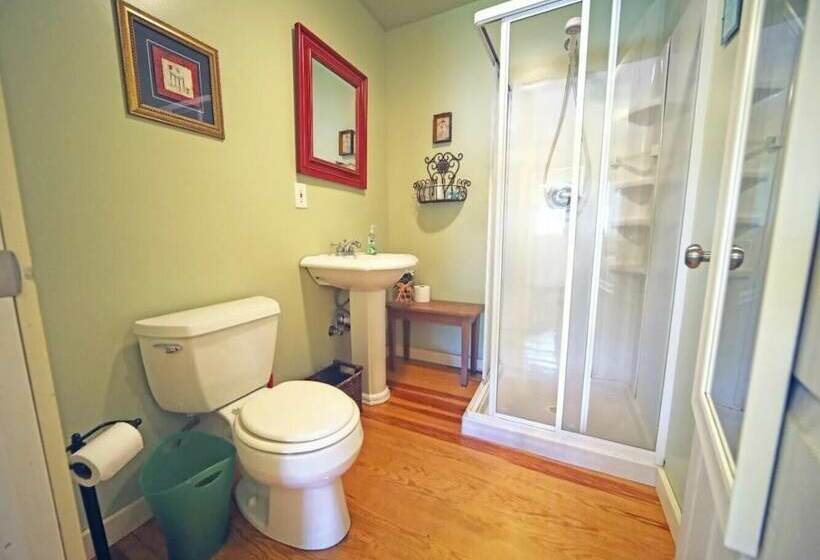 The Hayden Creek Inn