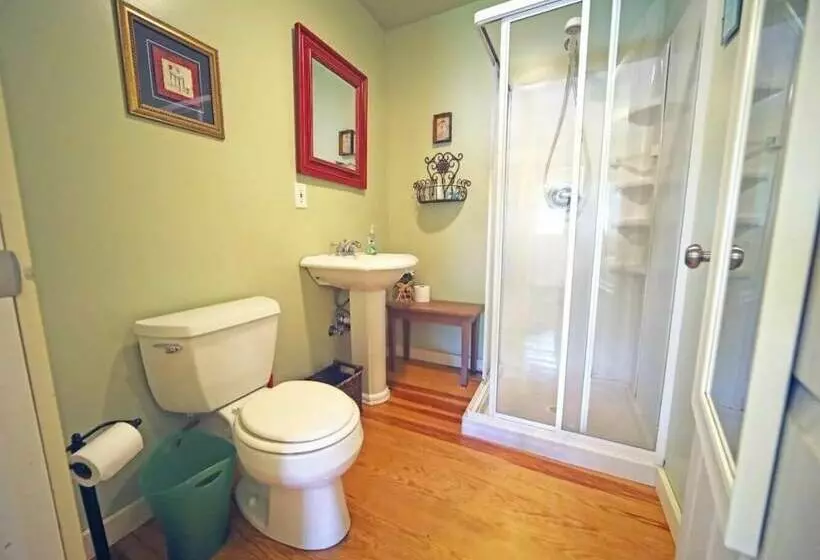 The Hayden Creek Inn