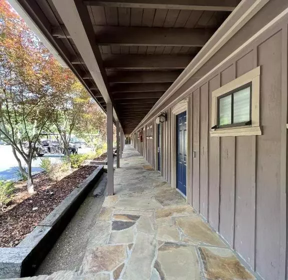 Mountain Harbor King Guest Room On Lake Ouachita By Redawning