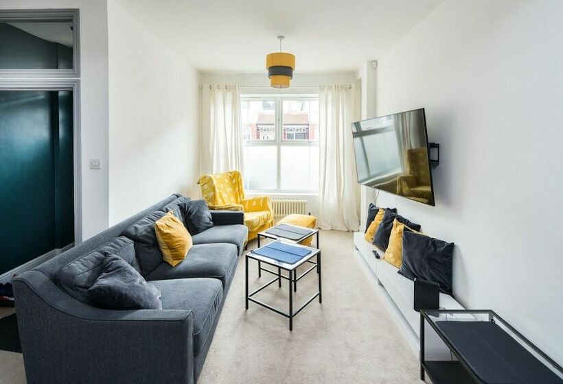 Sleek And Sophisticated 2bd Home Tottenham