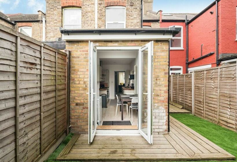 Sleek And Sophisticated 2bd Home Tottenham
