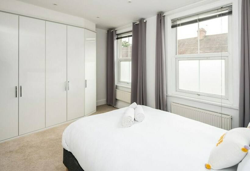 Sleek And Sophisticated 2bd Home Tottenham