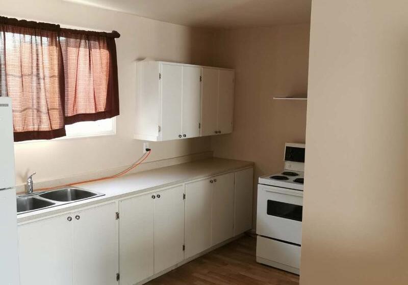 فندق Sunrise Tourist Trailer Park