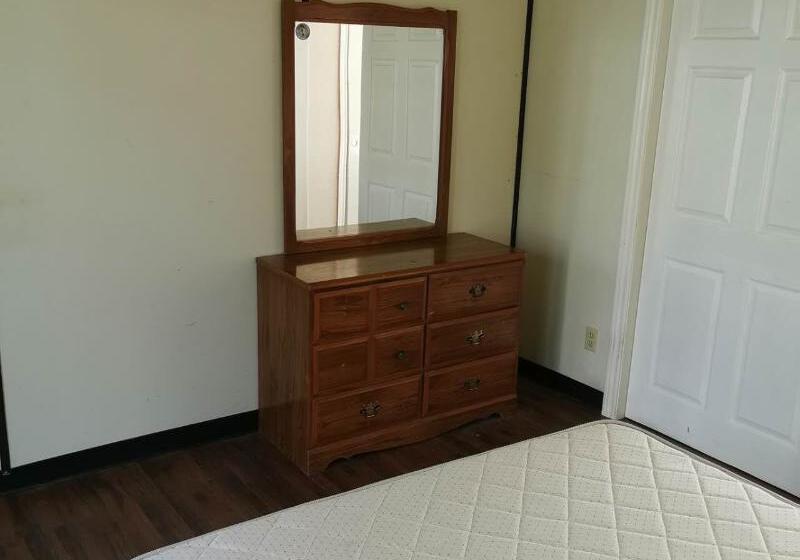 فندق Sunrise Tourist Trailer Park