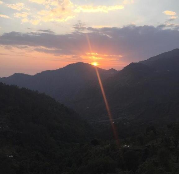 ホテル Sweet Sunset Resort Nainital