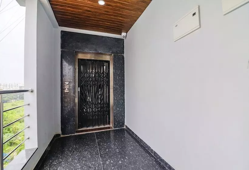 Fabhotel Starhood