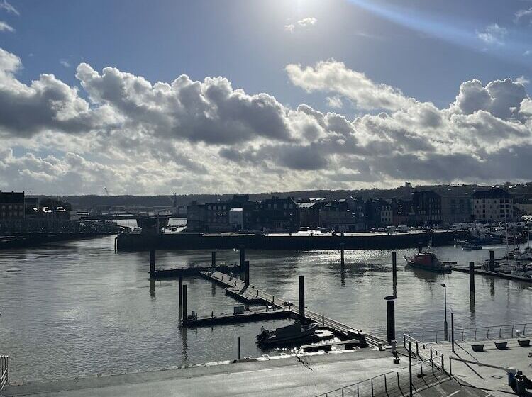 هتل La Tour Aux Crabes