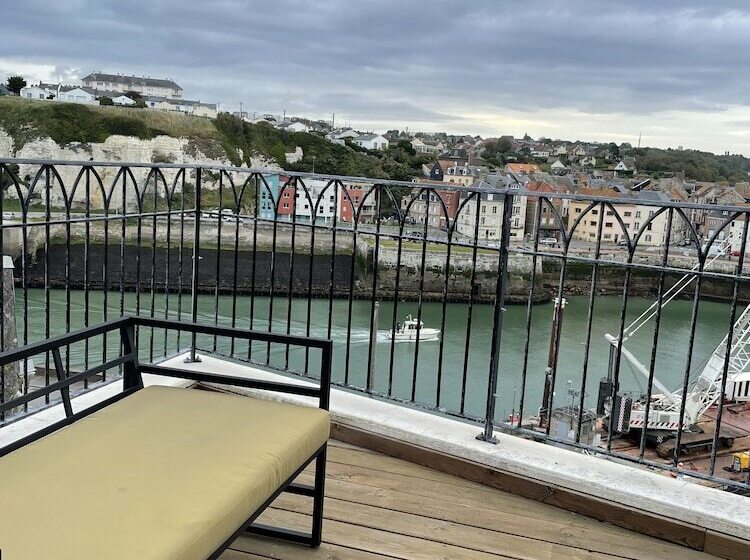 هتل La Tour Aux Crabes