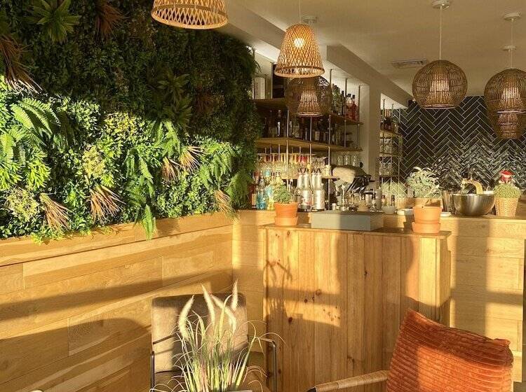 هتل La Tour Aux Crabes