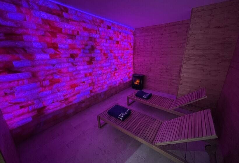 هتل La Tour Aux Crabes