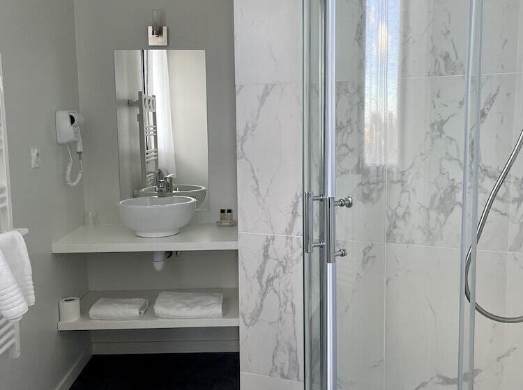 هتل La Tour Aux Crabes