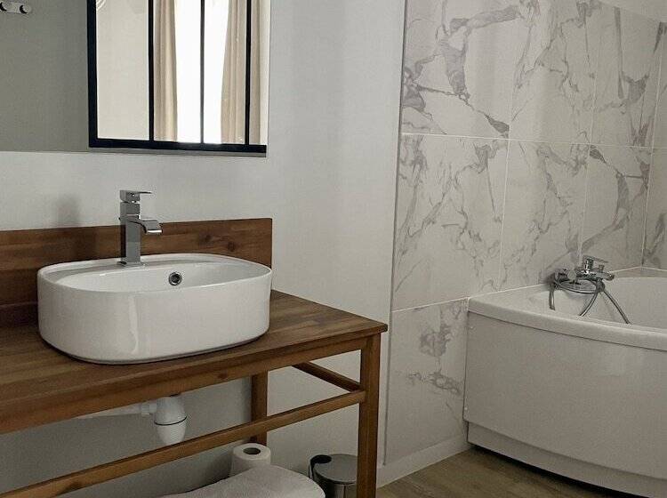 هتل La Tour Aux Crabes