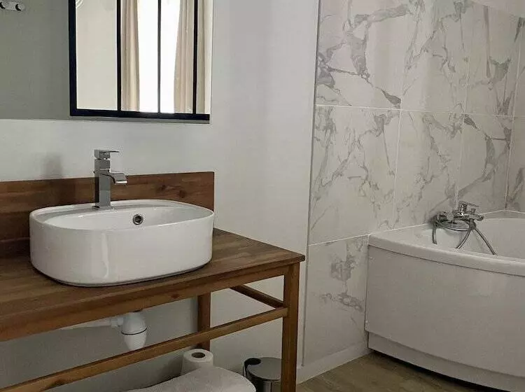 Hotelli La Tour Aux Crabes