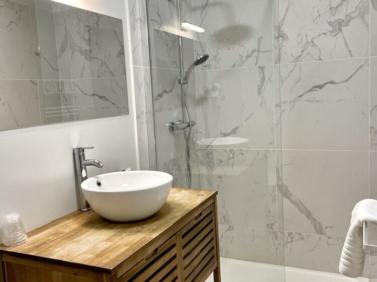 هتل La Tour Aux Crabes