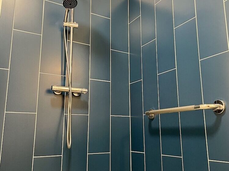 هتل La Tour Aux Crabes