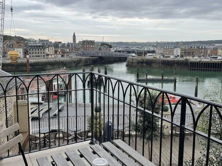 هتل La Tour Aux Crabes