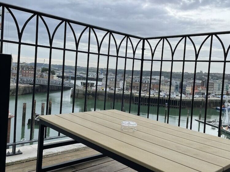 هتل La Tour Aux Crabes