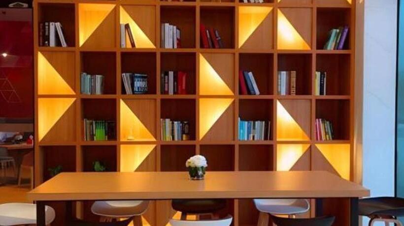 Borrman Hotel Maoming High Speed Railway Station