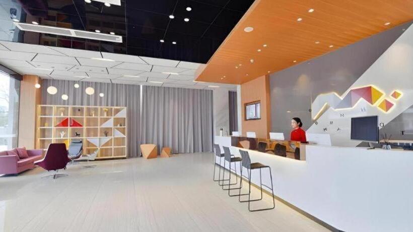 Borrman Hotel Maoming High Speed Railway Station