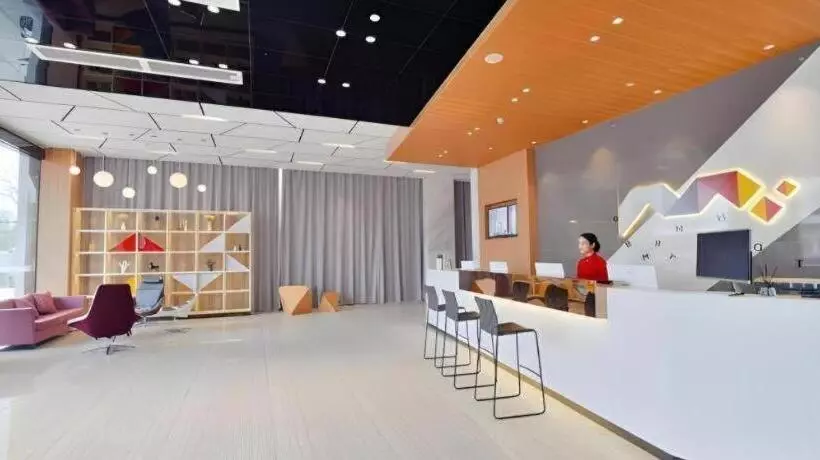 Borrman Hotel Maoming High Speed Railway Station