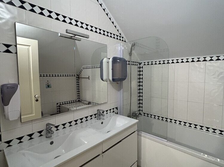 هاستل Impact Beach House