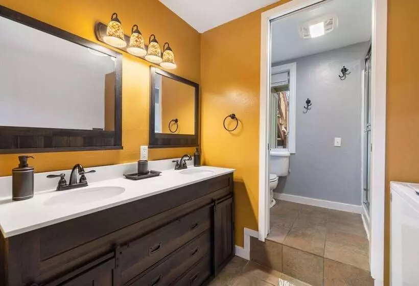 Deschutes Riverwoods Retreat