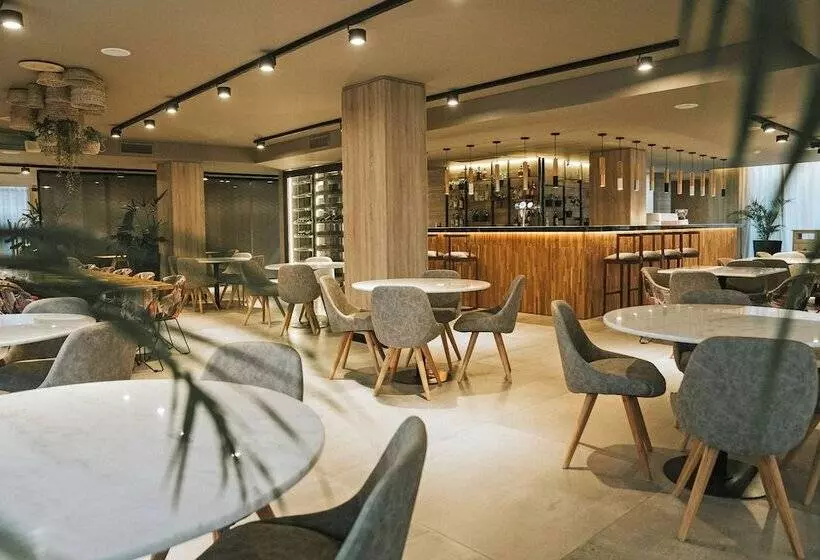 Hotelli Howard Johnson Plaza La Ribera