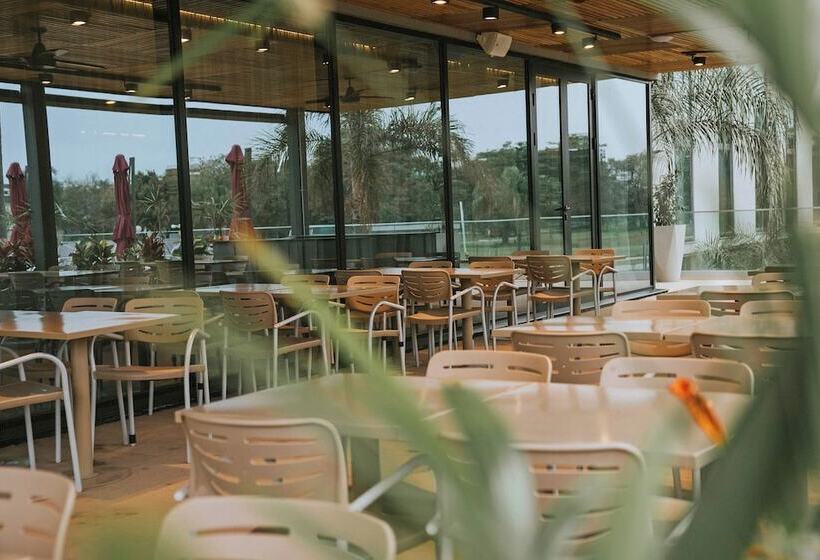 Hotel Howard Johnson Plaza La Ribera