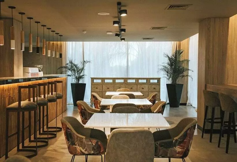 Hotelli Howard Johnson Plaza La Ribera