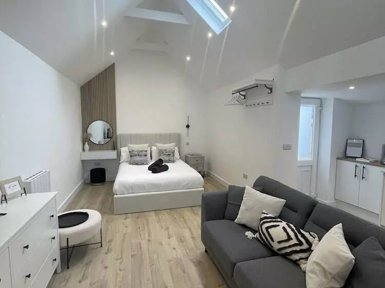 Hotelli The Lodge Hideaway   Studio Style, Simple Luxury