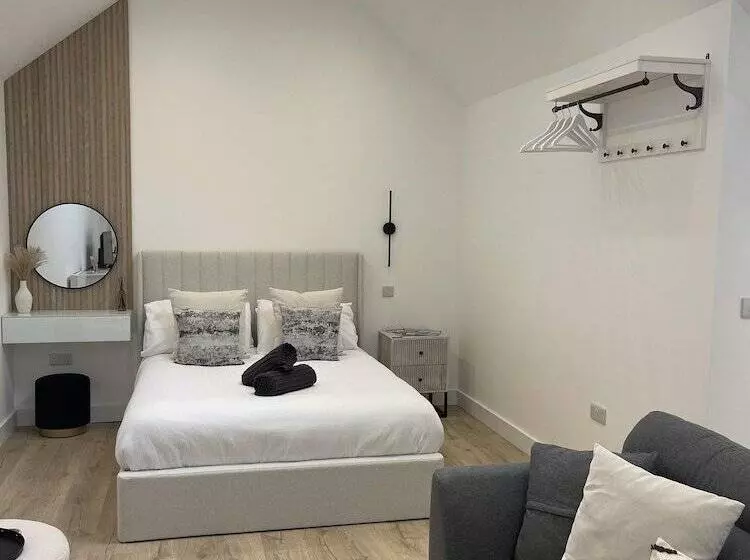 Hotelli The Lodge Hideaway   Studio Style, Simple Luxury