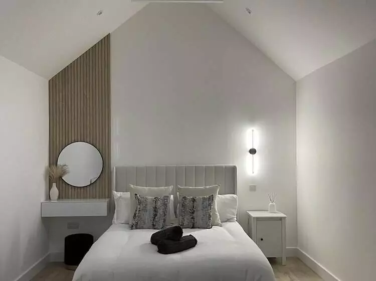 Hotelli The Lodge Hideaway   Studio Style, Simple Luxury