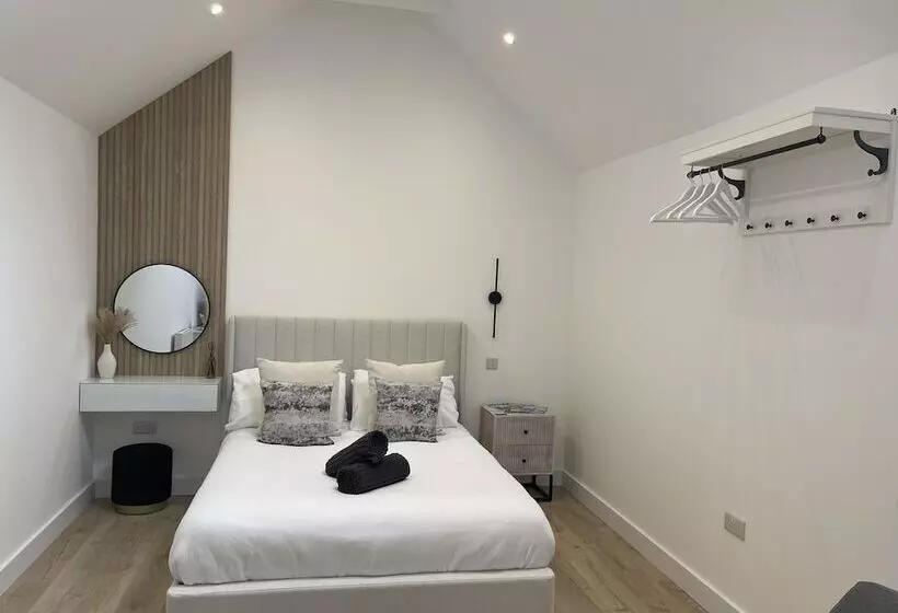 Hotelli The Lodge Hideaway   Studio Style, Simple Luxury