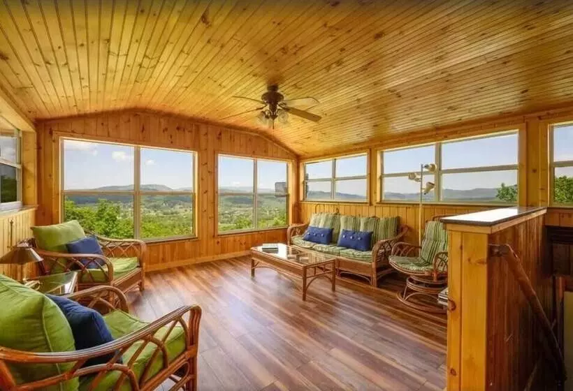 Little Greenbriar Lodge