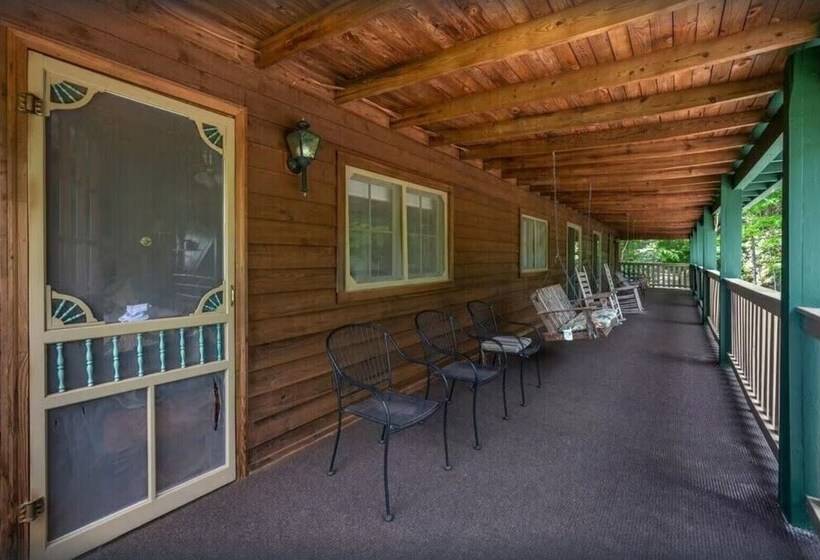 Little Greenbriar Lodge