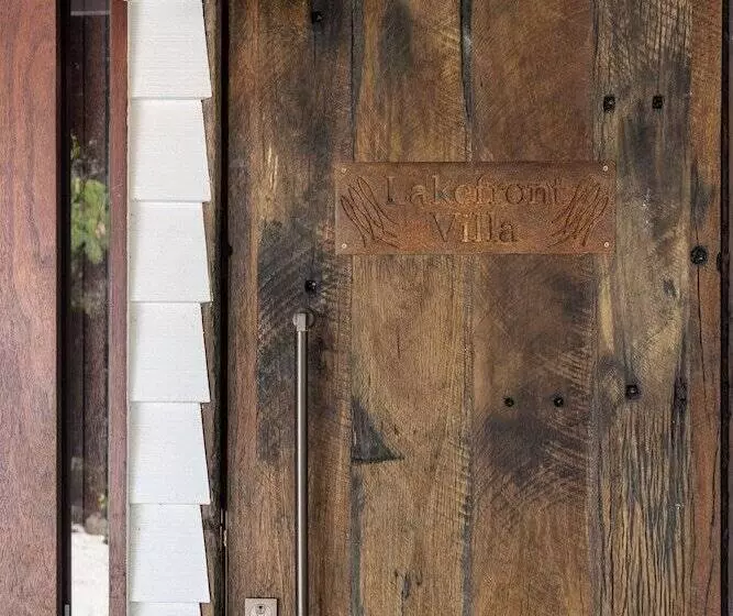 ペンション The Moorings Lakehouse