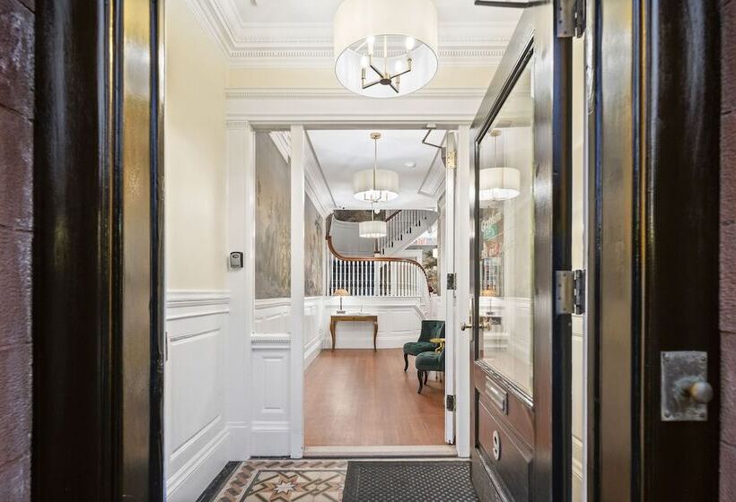 민박 Charlesgate Suites