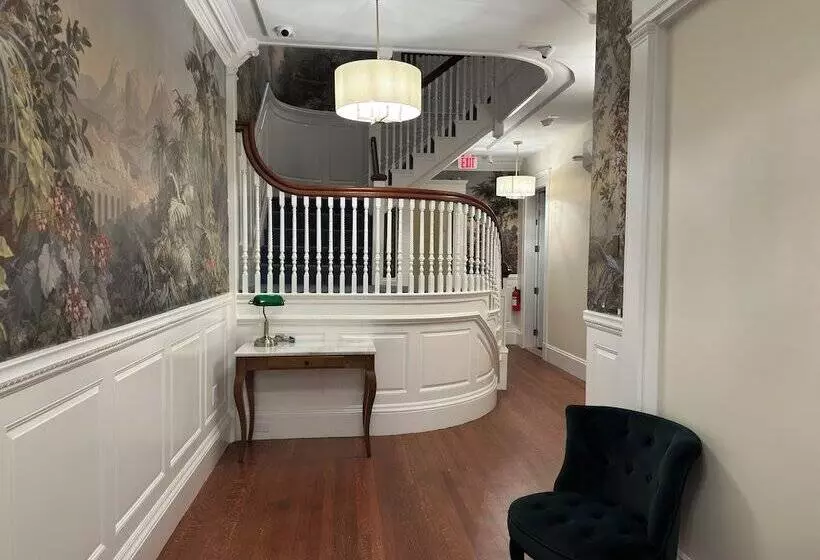 تختخواب و صبحانه Charlesgate Suites