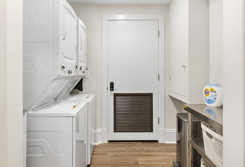 민박 Charlesgate Suites