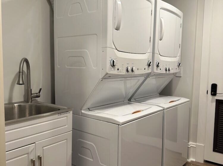 민박 Charlesgate Suites