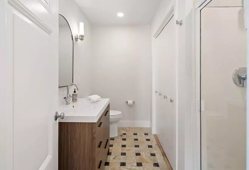 تختخواب و صبحانه Charlesgate Suites