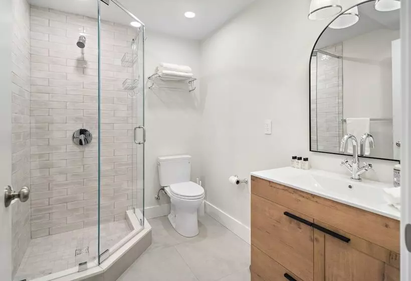 تختخواب و صبحانه Charlesgate Suites