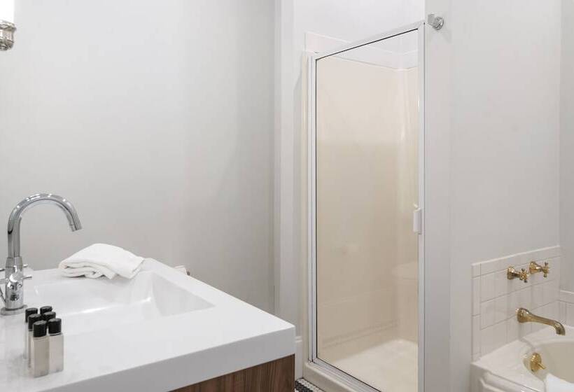 민박 Charlesgate Suites