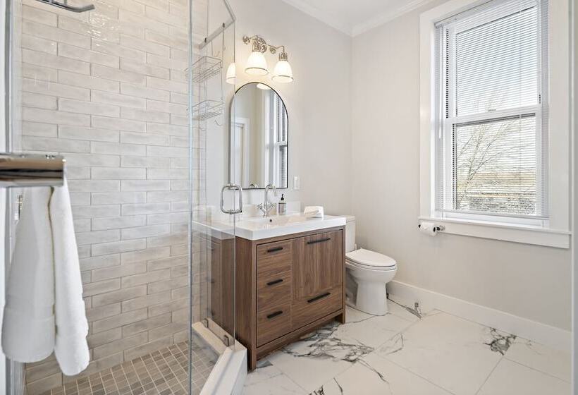 민박 Charlesgate Suites