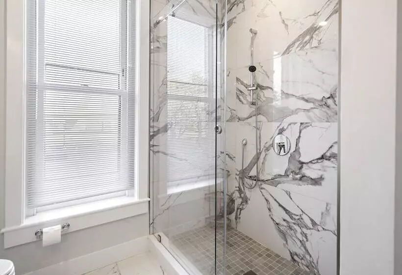 تختخواب و صبحانه Charlesgate Suites