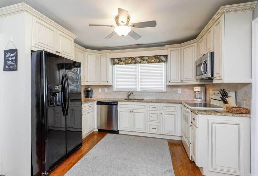 Breezy Ocean City Home: Walk To Beach + Boardwalk!