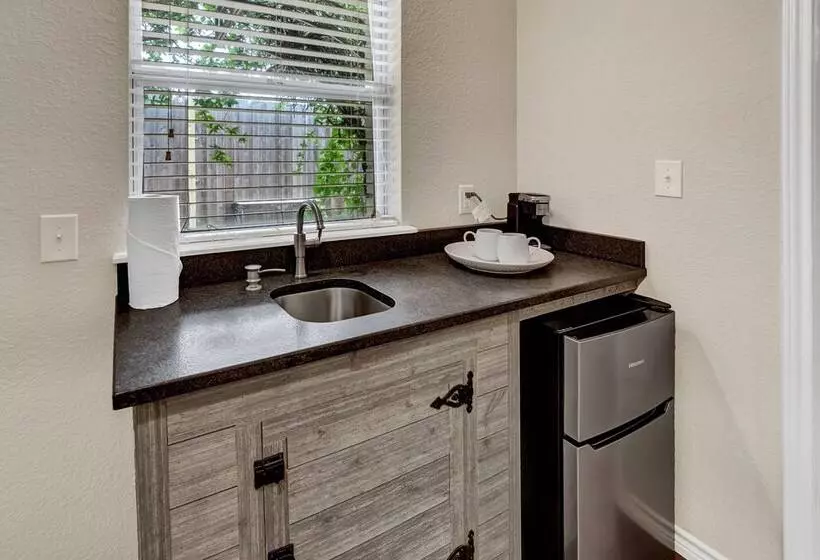 Cozi Cottage With Hot Tub!   2 Min To Wineries!